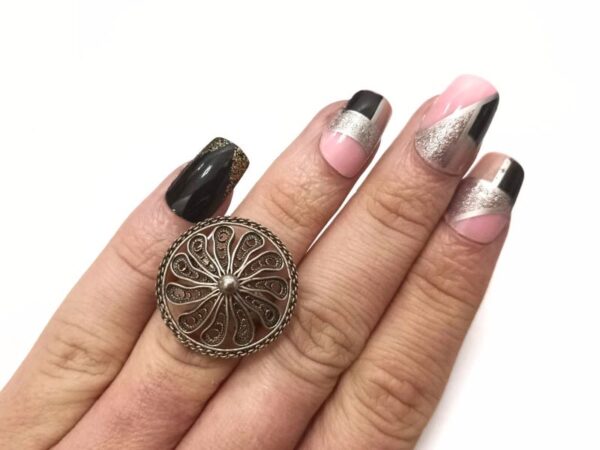 Ručno izrađeni prsten od srebra 925 finoće komad je hrvatskog tradicijskog nakita