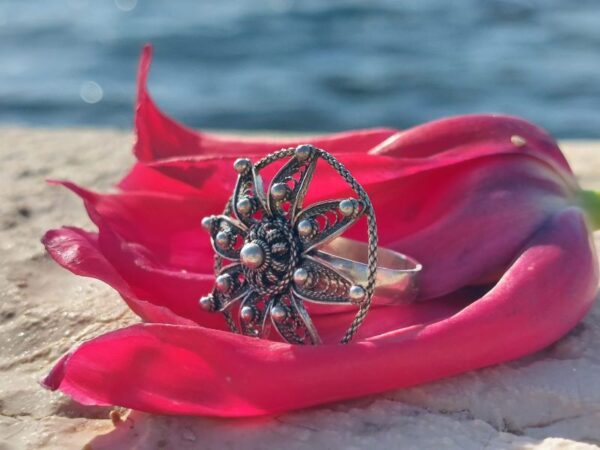 Srebrni prsten šibenski botun ručne izrade u obliku cvijeta