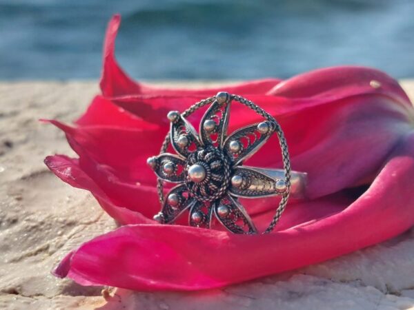 Šibenski botun srebrni prsten od filigrana, autentičnog dizajna i oblika.