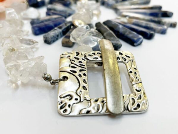 Ručno izrađena ogrlica os Sodalita plavih nijansi u kombinaciji s Gorskim kristalom