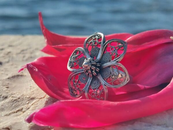 Tradicijski prsten u obliku cvijeta od srebra 925 finoće
