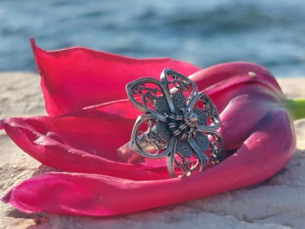 Prekrasan tradicijski prsten u obliku cvijeta