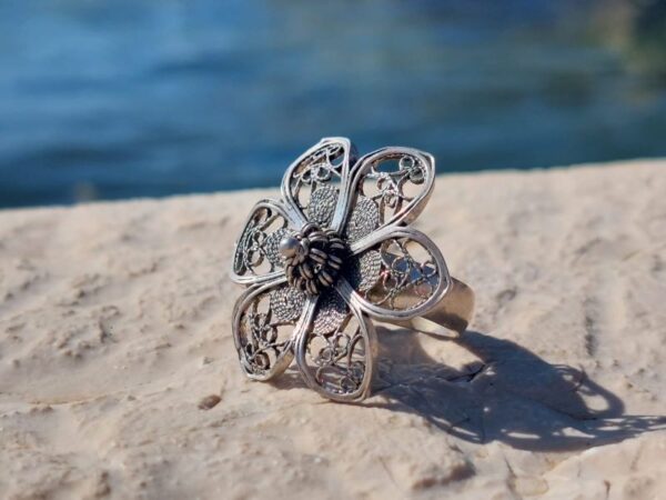 Ručno izrađeni prsten od srebra 925 finoće u obliku cvijeta