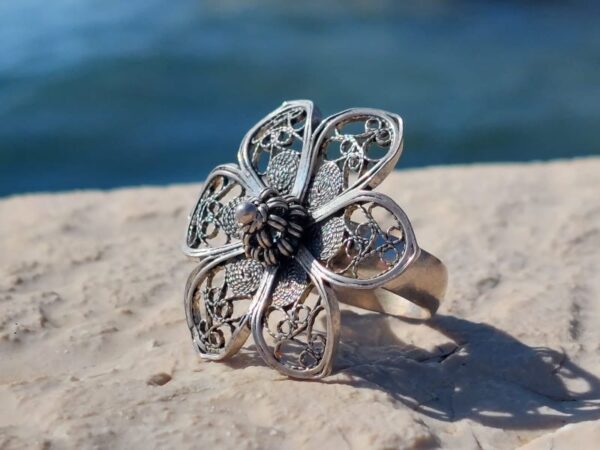 Filigranski prsten od srebra 925 finoće u obliku cvijeta