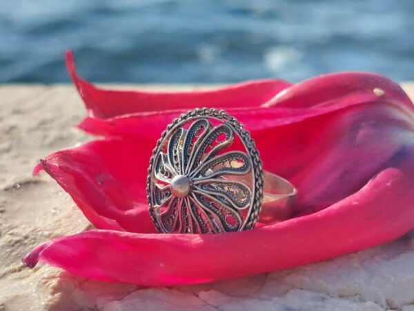 Ručno izrađeni prsten od srebra 925 finoće komad je hrvatskog tradicijskog nakita