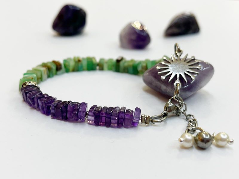 Ručno izrađena narukvica od poludragog kamena Krizokole, zelenih nijansi u kombinaciji s Ametistom.