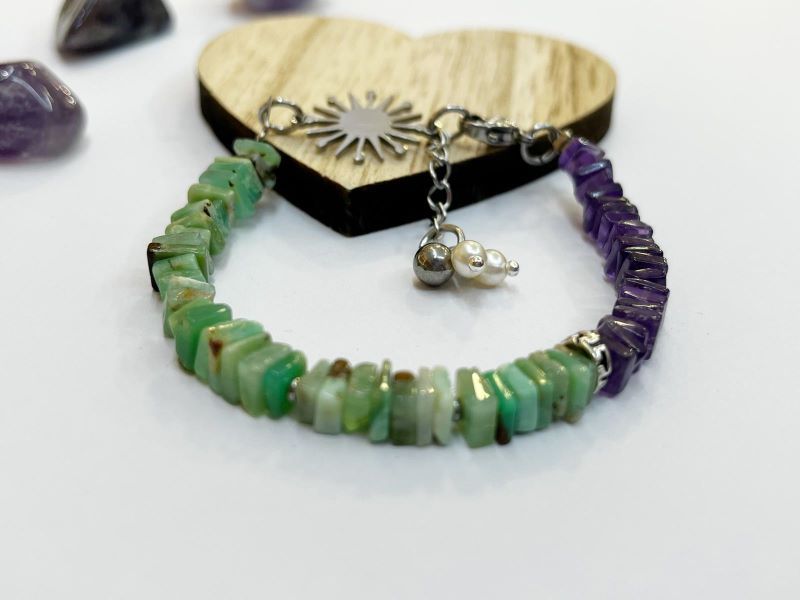 Poludragi kamen Kizokola- ženska narukvica zelenih nijansi u kombinaciji s Ametistom