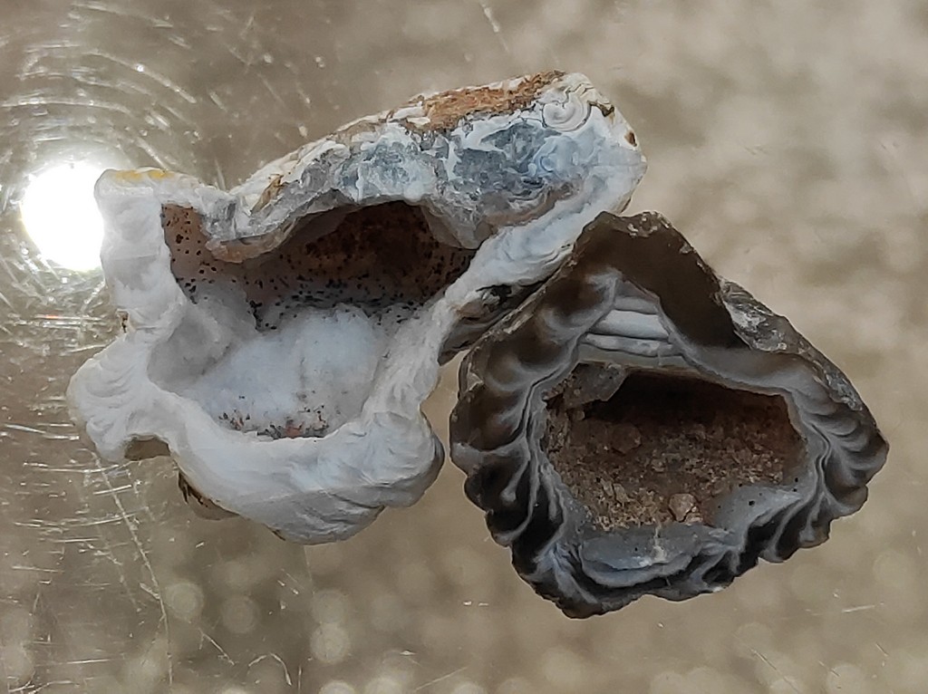 Male geode poludragog kamena perjanog Ahata